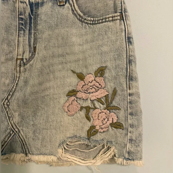 Hollister Light Wash Ripped Jean Skirt With Pink Floral Embroidery🌸🌷 - Picture 4 of 8
